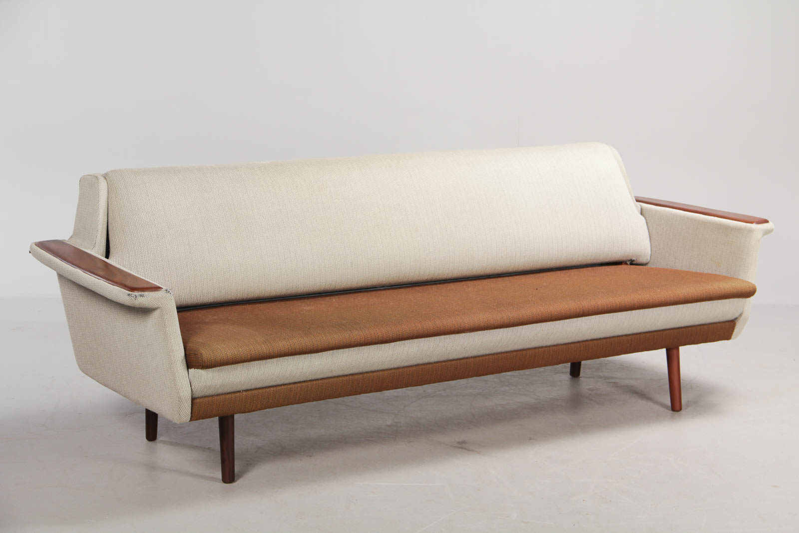 Dansk møbelproducent. Sovesofa / tre-pers sofa, teak | Lauritz.com