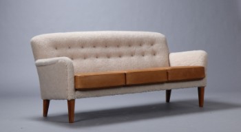 Dansk møbelarkitekt. Sofa med lammeuld.