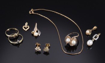 Siersbøl m.fl. En samling smykker af 8, 14 og 18 kt. guld (10)