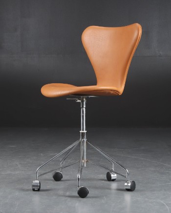 Arne Jacobsen. Kontorstol model 3117, cognacfarvet læder