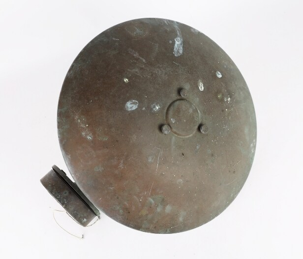 Poul Henningsen for Louis Poulsen: Outdoor wall lamp made of patinated copper.