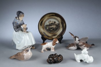 Royal Copenhagen og Bing & Grøndahl. En samling figurer af porcelæn og stentøj. (7)