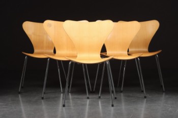 Arne Jacobsen for Fritz Hansen. Sæt på seks Syveren stole af ahorn, model 3107 (6)