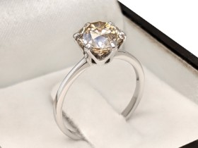 Ring af 18 kt hvidguld prydet med en brilliant slebet diamant på 2,32 ct. m/ IGI-certifikat.