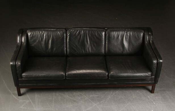 Tre-personers sofa af sort læder.