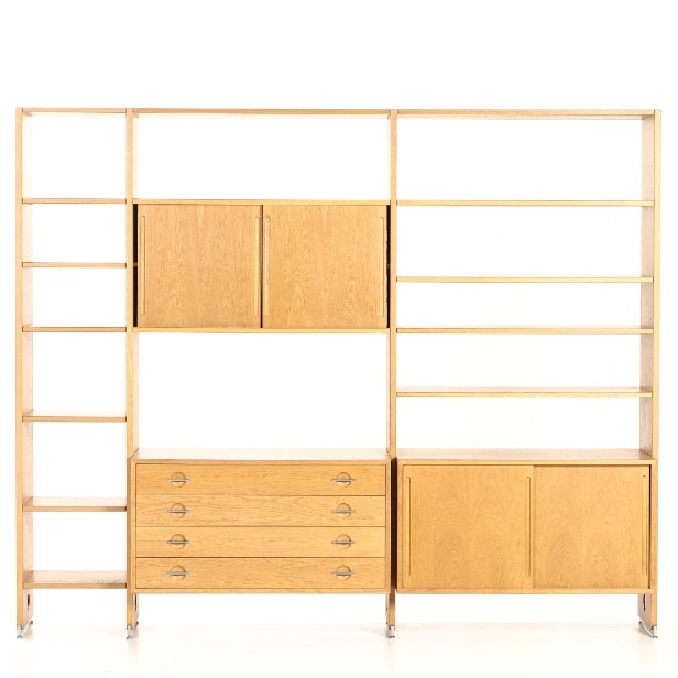 Hans Wegner. Fritstående reolsystem af eg, model Ry-100