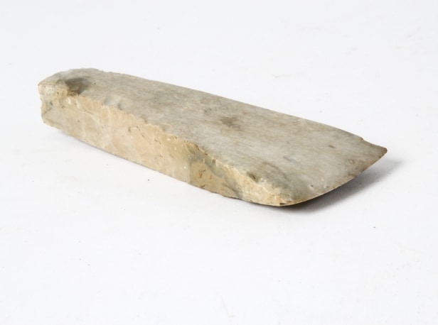 Danmarks oldtid. Sleben dolktidsøkse L. 14,4. cm.