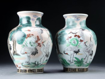 To orientalske vaser dekoreret med traner, 1900-tallet (2)