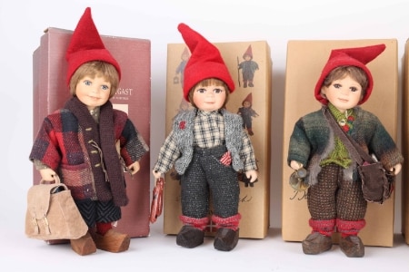 Birgitte Frigast: Five big and one little gnome in boxes (6