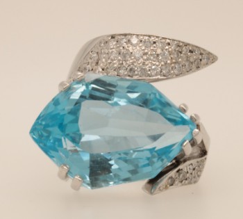 Ring in 18kt gold with a big Topaz & small diamonds