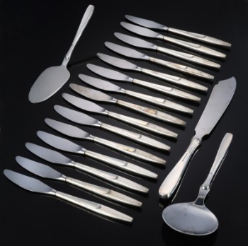 Dansk Krone Sølv. Eva, en samling knive og serveringsdele med skafter af sølv (18)