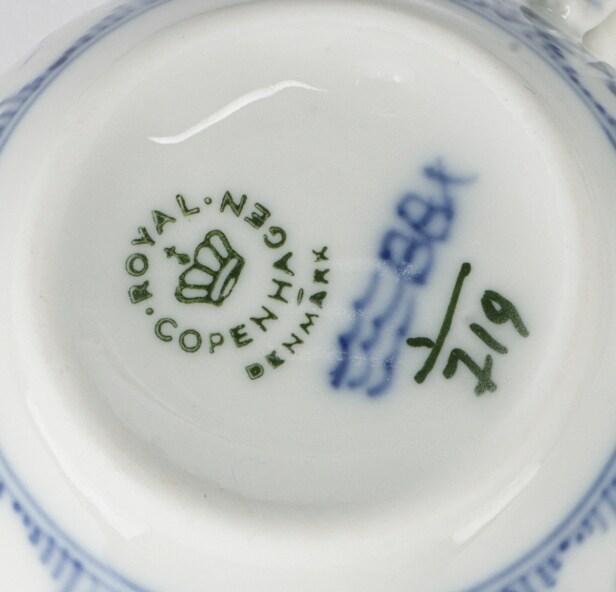 Royal Copenhagen. 'Musselmalet halvblonde' service af porcelæn (69)