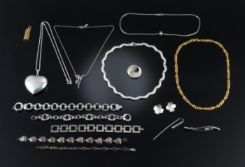 En samling smykker i sølv og sterlingsølv (18)