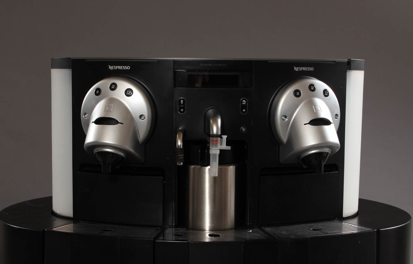 Følelse jord vægt Nespresso Gemini CS 220 Type 734/CS223 med Nespresso Gemini Accessory Base  cabinet | Lauritz.com