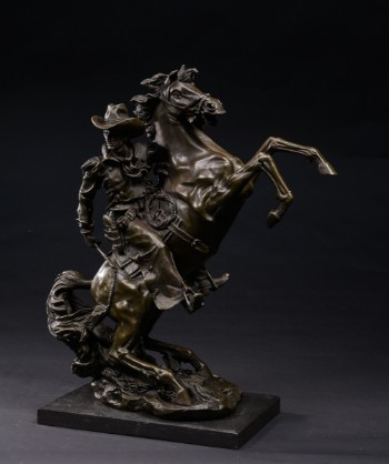 Bronzeskulptur, cowboy på stejlende