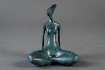 Skulptur af patineret bronze iform af kvinde