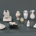 Diverse mindre figurer af bisquit, alabast og ben. (17)