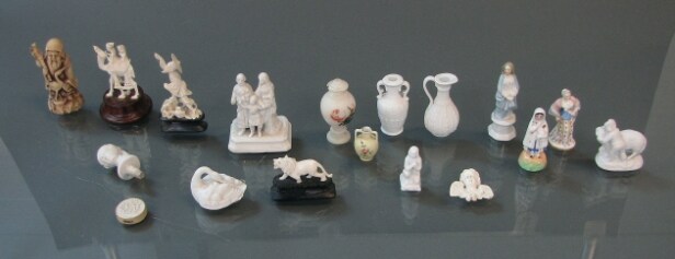 Diverse mindre figurer af bisquit, alabast og ben. (17)