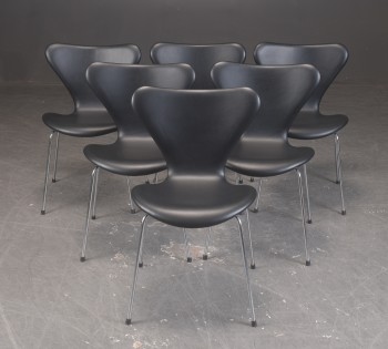 Arne Jacobsen. Sæt på seks stole, model 3107, sort classic læder (6)