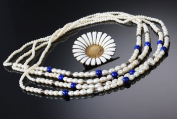 Bernhard Hertz m.fl. Marguerite broche af forgyldt sterlingsølv samt lang perle- og lapis lazuli halskæde (2)