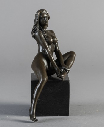 Bronzefigur af ung kvinde
