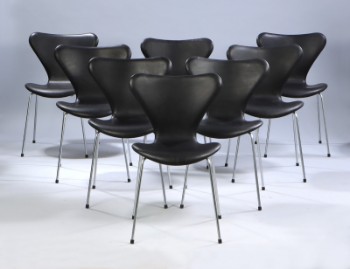 Arne Jacobsen. Et sæt på otte stole Syveren, model 3107, sort anilinlæder, Ny siddehøjde 46,5 cm. (8)