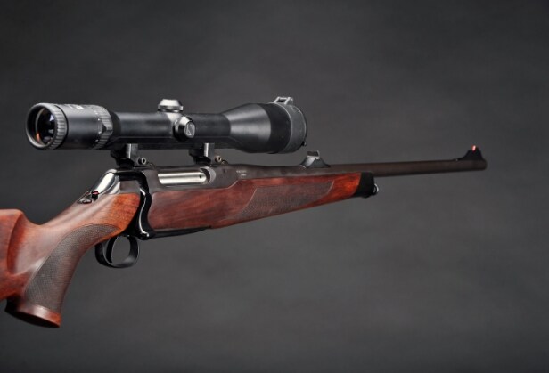 Jagtriffel Sauer 202 Classic kal. 9,3x62 med Zeiss Diavari 2,5x10-48 m/skinne og sigte 4 samt ekstra 5 skuds magasin.