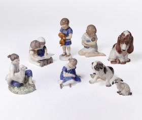 Dahl-Jensen, Bing & Grøndahl m.fl. En samling figurer af porcelæn i form af hunde og børn (8)