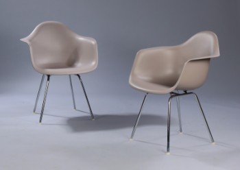 Charles Eames. Et par armstole, model DAX, Mauve grey. (2)