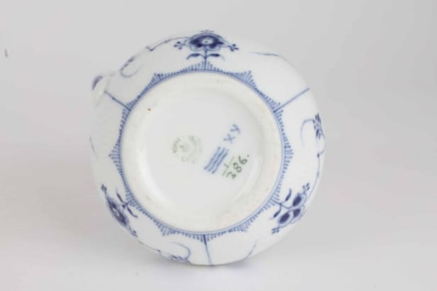 Royal Copenhagen: Musselmalet mælkekande nr. 386