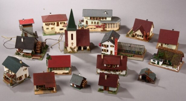 Flyttekasse med Faller huse samt tilbehør til modeljernbane
