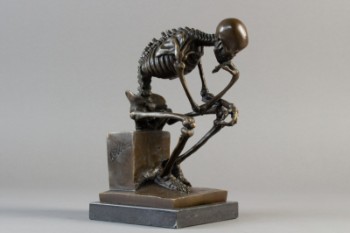 Skelet i patineret bronze