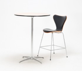 Arne Jacobsen. En 'Syver' barstol, model 3197, red label samt cafe/barbord (2)