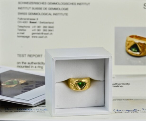 Designerring med en Paraiba-turmalin, ca. 1.40 ct., udført af 18 kt. guld, med et certifikat og smykkepas
