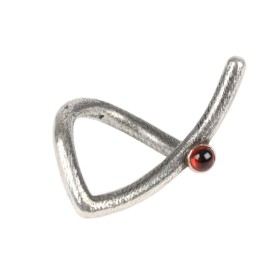 Jytte Kløve: A 'Fish' ring with garnet of sterling silver and gold.