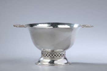 Oval skål af hammerslået sølv