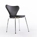 Arne Jacobsen. Et sæt på otte stole 'Syveren', model 3107, sort læder, Ny siddehøjde 46,5 cm. (8)