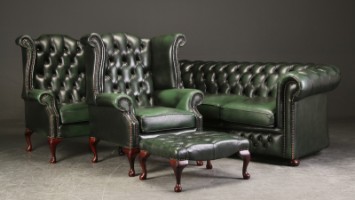 Chesterfield møblement, sofa, et par chairs skammel, grønt læder (4) - Lauritz.com