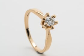 Solitairering med brillant på ca. 0.35 ct, 14 kt. guld, str. 56