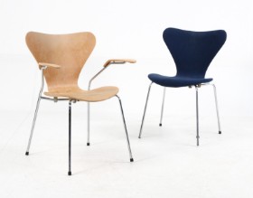 Arne Jacobsen. 7'er. Armstol samt spisestol (2)