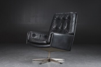 Lænestol betrukket med sort læder, 1970erne
