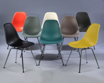 Charles Eames. Sæt på otte skalstole i multicolour, model DSX. (8)