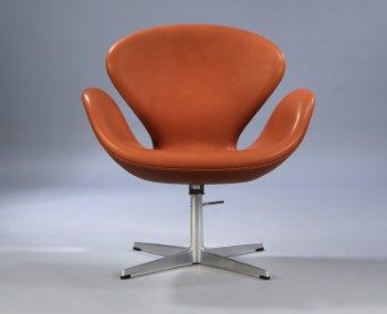 Arne Jacobsen. Lounge hvilestol Svanen med manuel højdeindstilling, betrukket med cognacfarvet anilin læder.