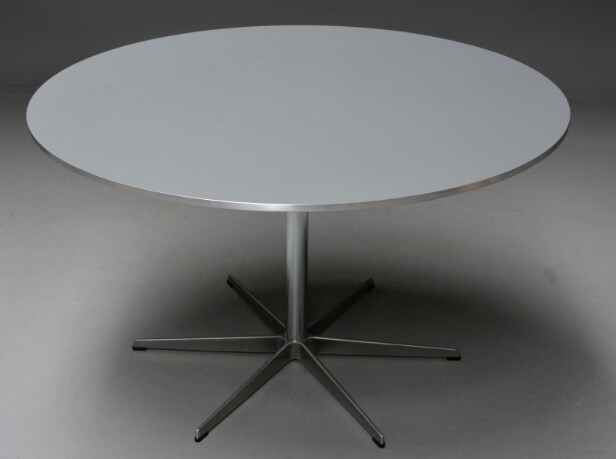 Piet Hein/ Arne Jacobsen. Rundt spisebord på sekspas søjlefod 
