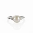 Ring of 9 kt. white gold with freshwater pearl and diamonds, size 55