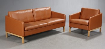 Mogens Hansen. 2½-pers. sofa samt lænestol, cognac / egetræ (2)