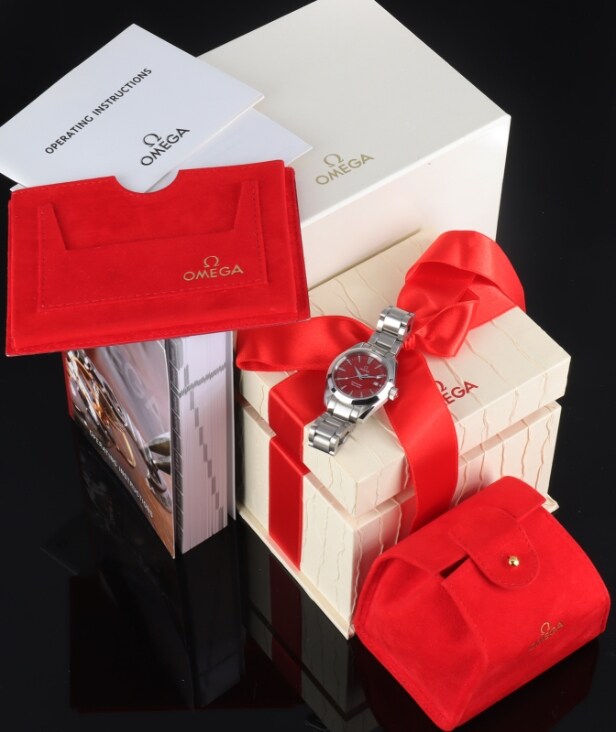 Omega 'Seamaster Aqua Terra Marui RED edition'. Ladies' watch in steel with red dial, approx. 1998