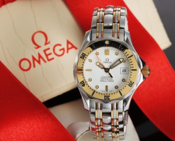 Omega Seamaster Professional. Dameur i 18 kt. guld og stål med hvid skive - boks + cert. 1997