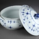 Royal Copenhagen. Stor 'Musselmalet riflet' terrin, 1800-tallet
