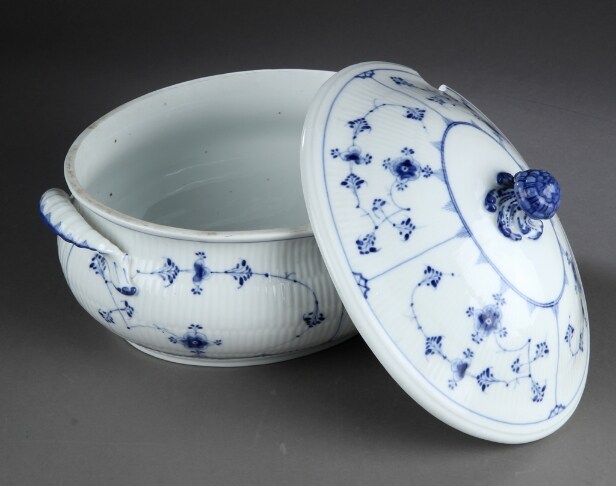 Royal Copenhagen. Stor 'Musselmalet riflet' terrin, 1800-tallet